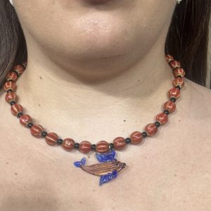 Collar cerámica roja y pez cristal
